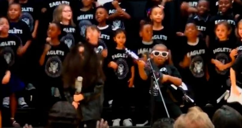 Imádnivaló, ahogy ez a 150 kissrác énekli az ős-punk slágert