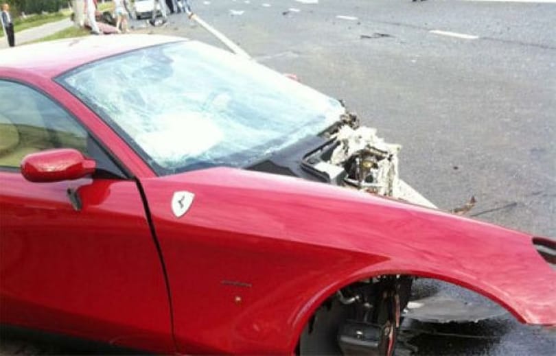 A nap hülyéje: nagy gázt ad és lezúzza a Ferrarit - videó 