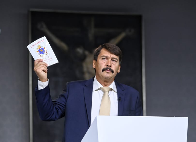 Új járdát kapott Áder János a rezidenciája elé