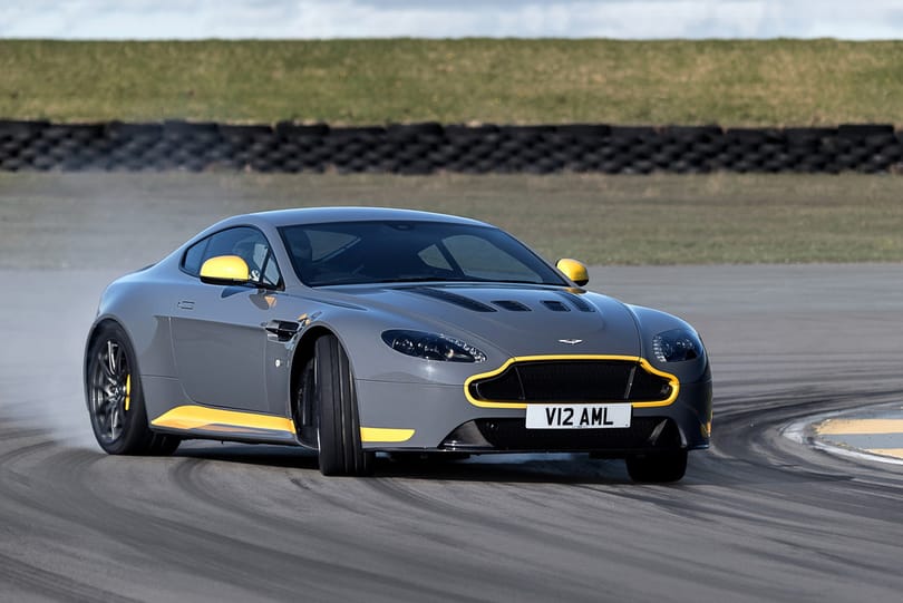 Ma már ilyet máshol nem nagyon adnak, manuális váltóval is van Aston Martin V12-es Vantage