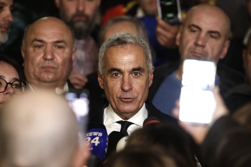 A szélsőjobboldali román elnökjelölt hatalmat ad az eltiltott Georgescu kezébe, ha nyer