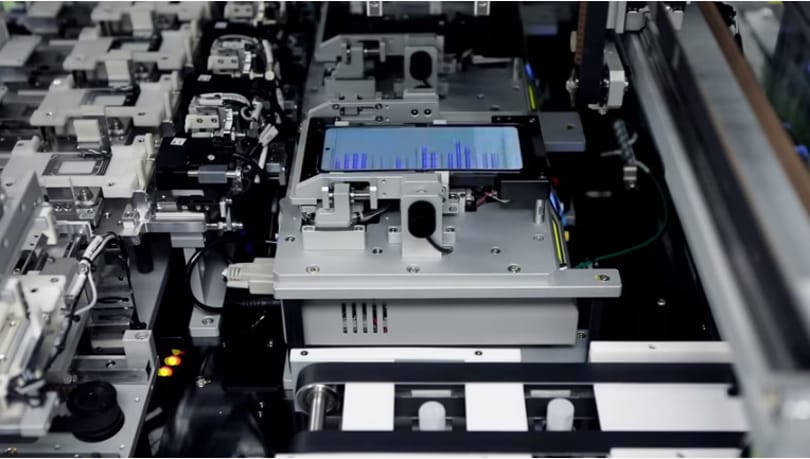 Videó a gyárból: így készül a Samsung spéci összecsukható telefonja