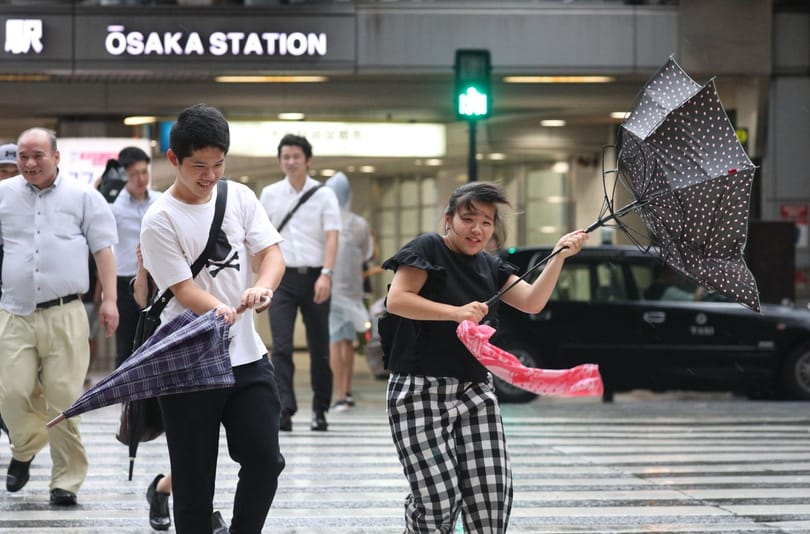 Praktikus japán ötlet az automata, melyből fillérekért lehet esernyőt bérelni