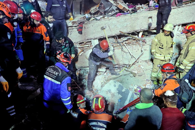 Még mindig találnak túlélőket az összeomlott isztambuli ház romjai között – videók