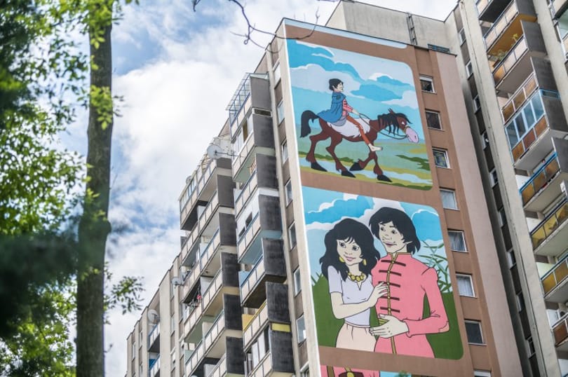 Hatalmas, meserészleteket ábrázoló festmény került egy józsefvárosi panelházra
