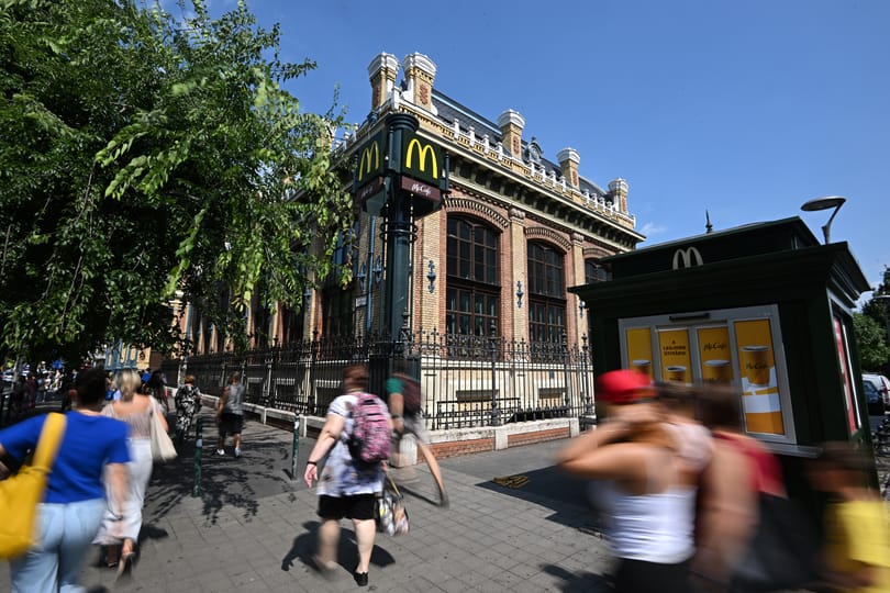Az exkluzív resti, ahol egy emeletet utaznak a hamburgerek: a Nyugati Meki története