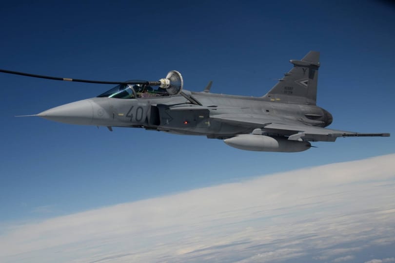 Fotók: Magyar Gripen-pilóták gyakorolják a levegőben tankolást