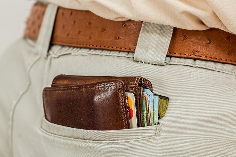 Mit vigyek magammal külföldre, készpénzt vagy bankkártyát?