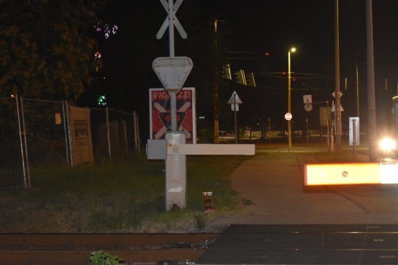 Letört sorompót hagyott maga mögött, a rendőrök a lakosság segítségével bukkannának a nyomára