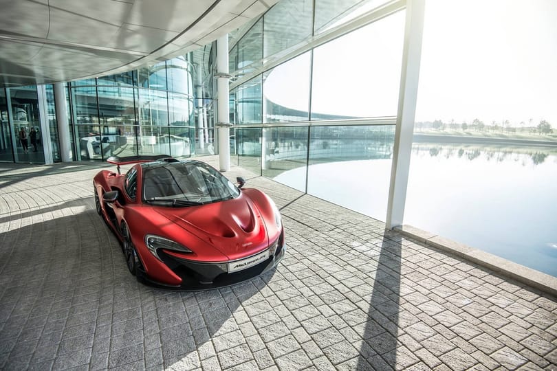 Lávavörösben egészen egyedi a McLaren szuperautója