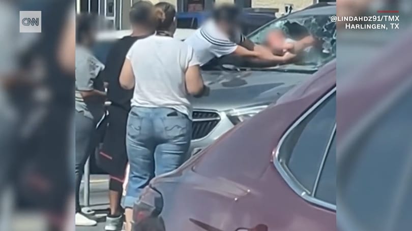Videó: Áttörte kocsija szélvédőjét egy texasi férfi, miután véletlenül rázárta azt a gyerekére