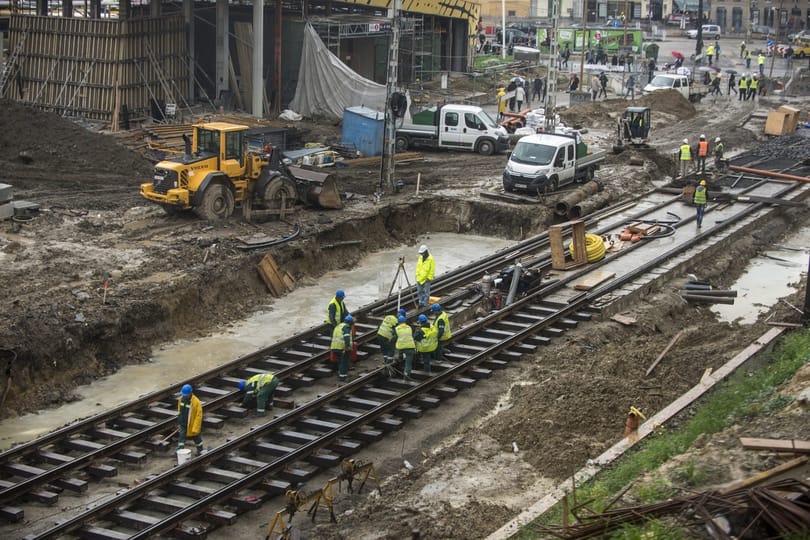 Lassan előbújnak a Széll Kálmán tér új részei – fotók