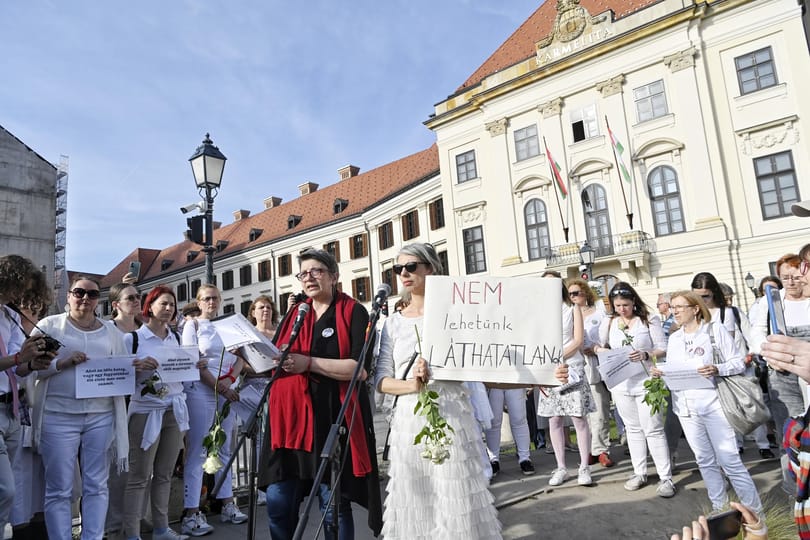 „Amikor a gyerekeink az ’56-os forradalom lángját élesztik fel, akkor könnygázt kapnak” – videón az anyák tüntetése