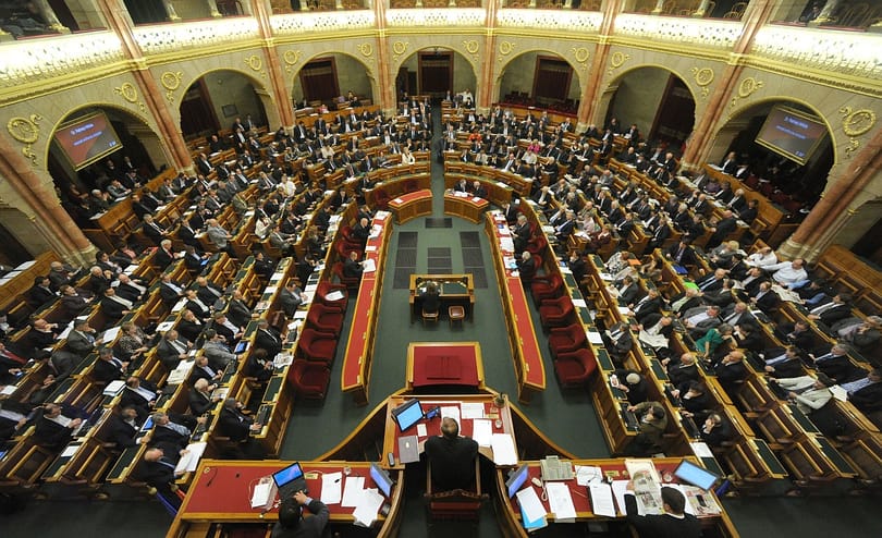 Az abortusztablettától az adókig - percről percre a Parlamentből