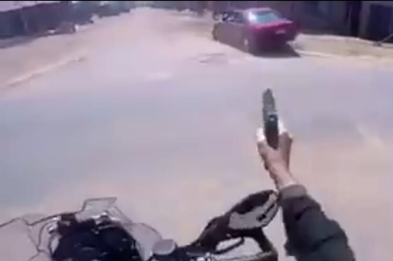 Filmbe illő jelenetet rögzített egy motoros rendőr - videó
