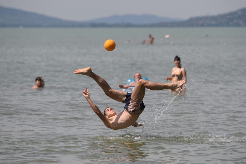Tizenegy embert mentettek ki a Balatonból szombaton