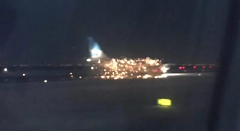Kigyulladt és csillagszóróként égett egy gép a JFK repülőtéren - fotó, videó