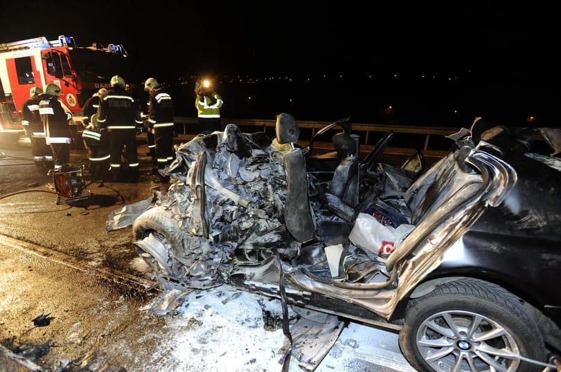 Fotók: Alig maradt valami a Bécsi úton kamionnal ütköző autóból