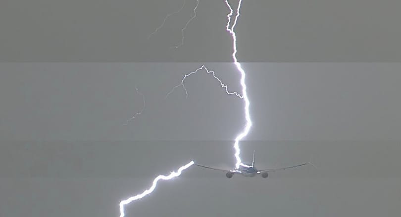 Lélegzetelállító videó: belecsapott egy villám a KLM egyik Boeing 777-es repülőgépébe
