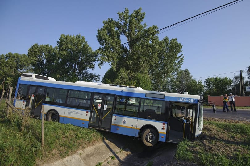Fotók: egy ember meghalt a súlyos buszbalesetben Debrecenben