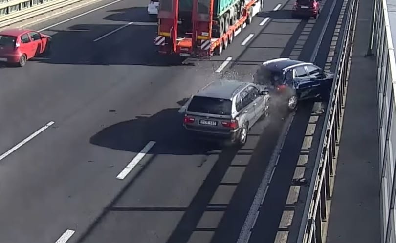 Megint egy figyelmetlen sávváltásból lett komoly baleset az M0-son