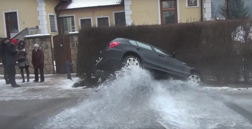 Óvatosan közlekedjen, ha nem akar úgy járni, mint ez a budakeszi autós - videó