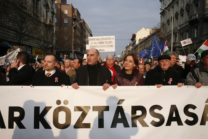 Népszavazással gyengítenék meg Orbán rendszerét – percről percre