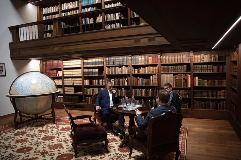 Orbán Viktor földgömbjének pontos mását most már közelebbről is megnézheti