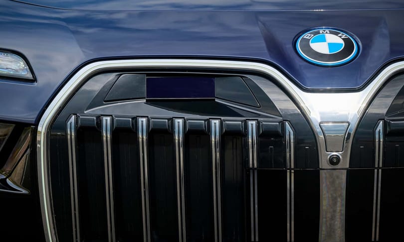 Elengedhetjük a kormányt és videókat is nézhetünk vezetés közben az új 7-es BMW-ben