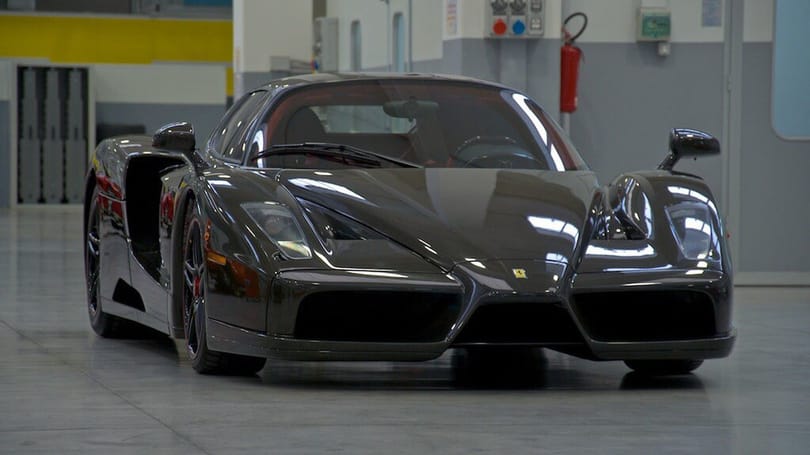Egy ilyen nyers karbon színű Ferrari Enzo simán megért 850 millió forintot