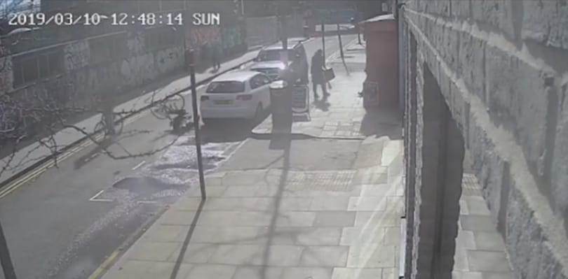 Videón, ahogy egy londoni biciklis menet közben felrúg egy másikat