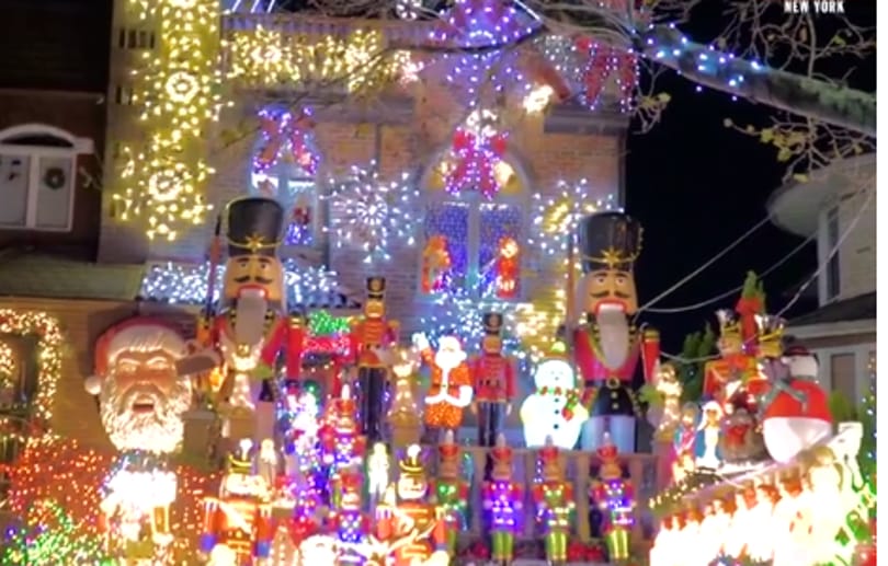 Ilyen most a hangulat New York legeslegkarácsonyibb környékén - videó
