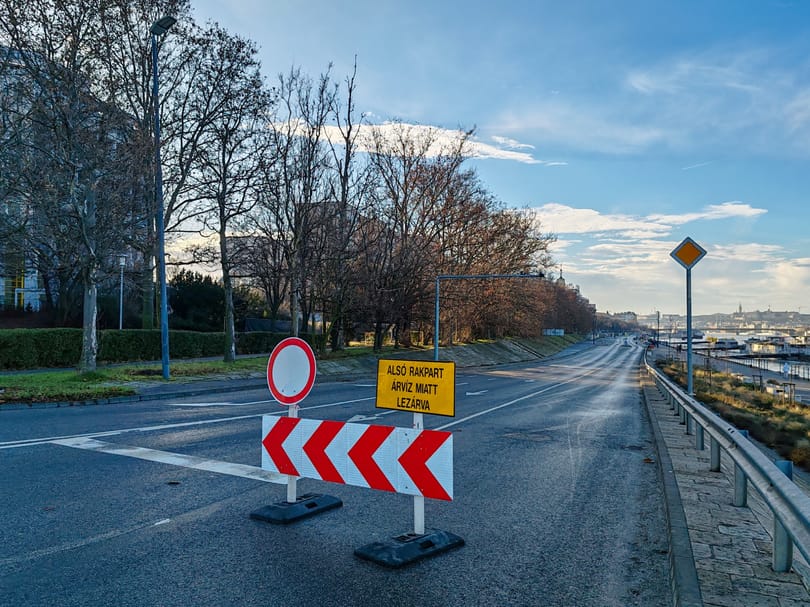 Elviszik a rakpartokon hagyott járműveket az árvíz miatt