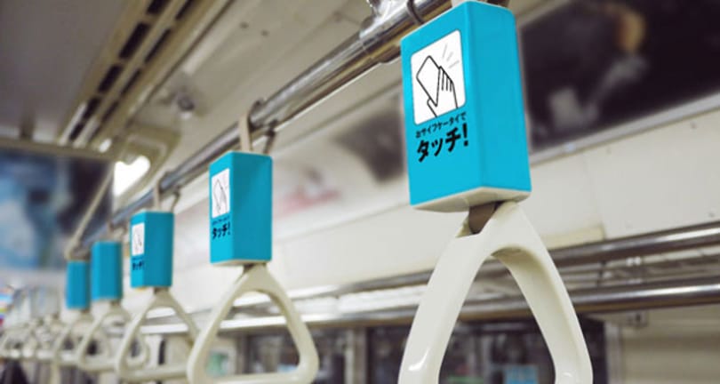 A kapaszkodóból a mobilra érkezik a reklám a metróban