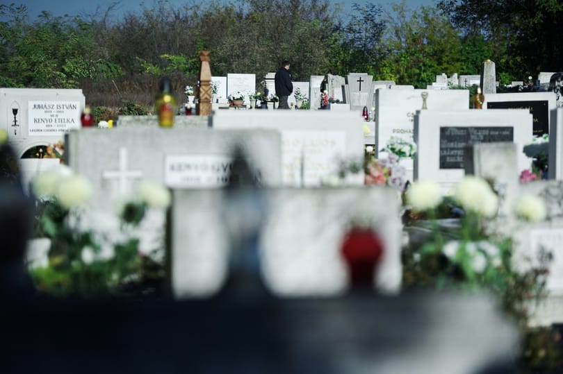 Kilopták a koporsót a halott alól Esztergomban