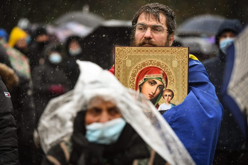 Vannak ortodox papok, akik nem engedik Romániában a templomi maszkviselést