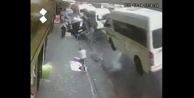 Repülni kezdtek a kisteherautók egy johannesburgi gázrobbanásban