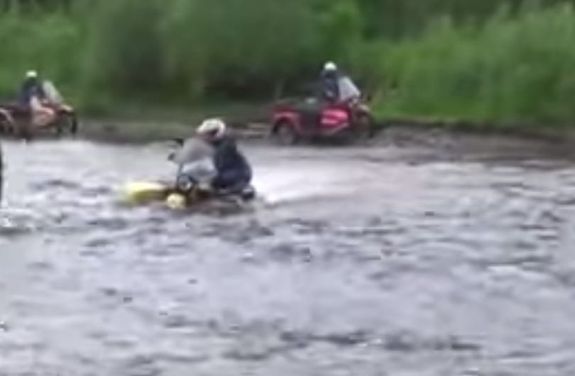 Videó: Egy Ural motorkerékpár tényleg mindent kibír