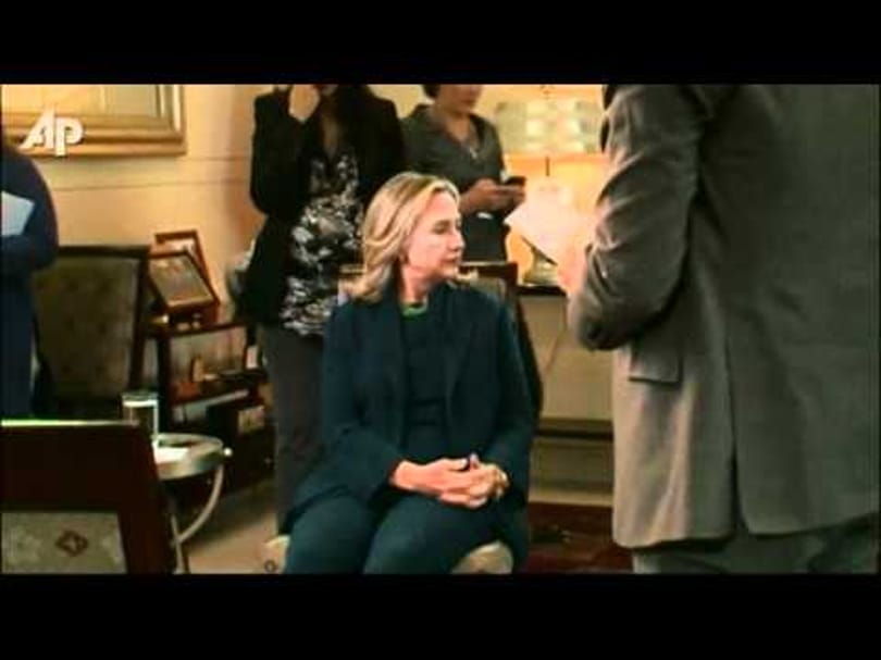 Nem tudta, hogy filmezik: így reagált Clinton Kadhafi halálhírére