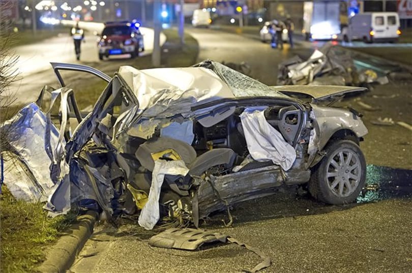 Kettészakadt egy autó az M5-ös bevezetőjén – fotók