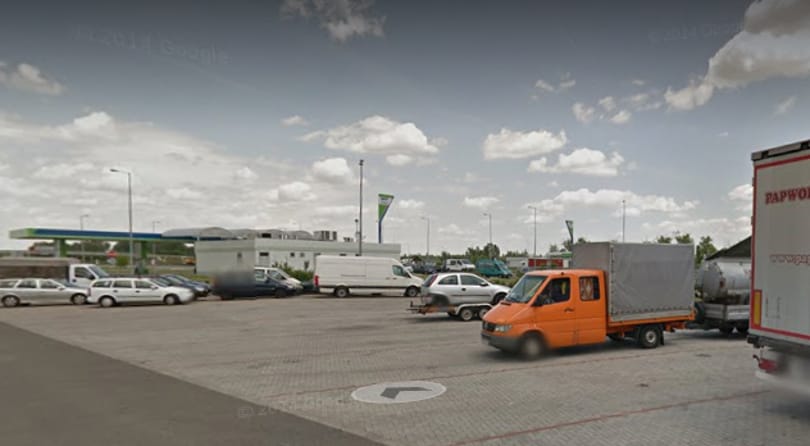 Nem tudnak mit kezdeni a röszkei benzinkút környékével, ami tele van rendszám nélküli autókkal