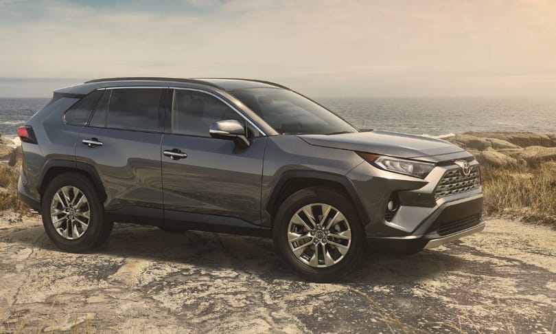 Itt a vadonatúj Toyota RAV4, mutatjuk a népszerű divatterepjáró új generációját