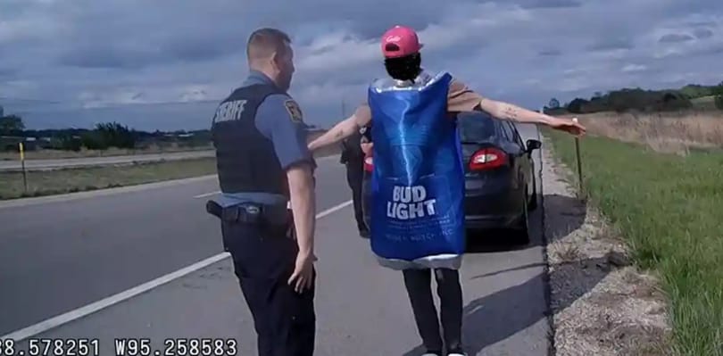 Sörösdoboz-jelmezt viselő férfit tartóztattak le ittas vezetés miatt