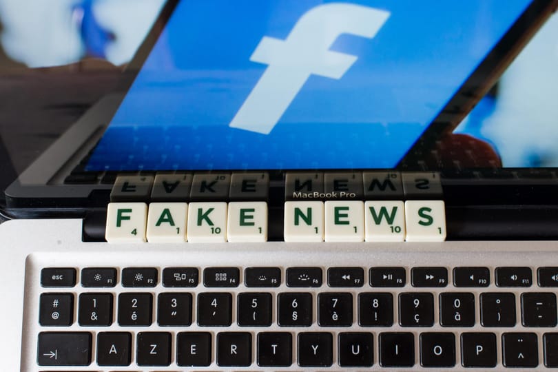 Bekeményítene az EU az álhírek ellen, a Facebooknak, a Google-nek és a Twitternek is jelentenie kellene