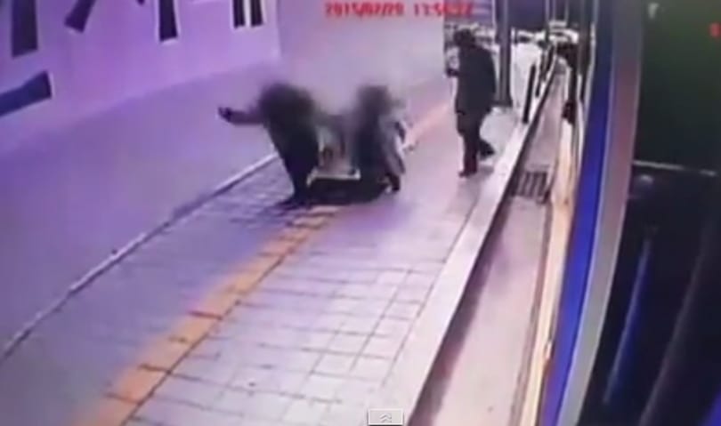 Videó: Gyanútlan vonatutasok alatt nyílt meg a föld