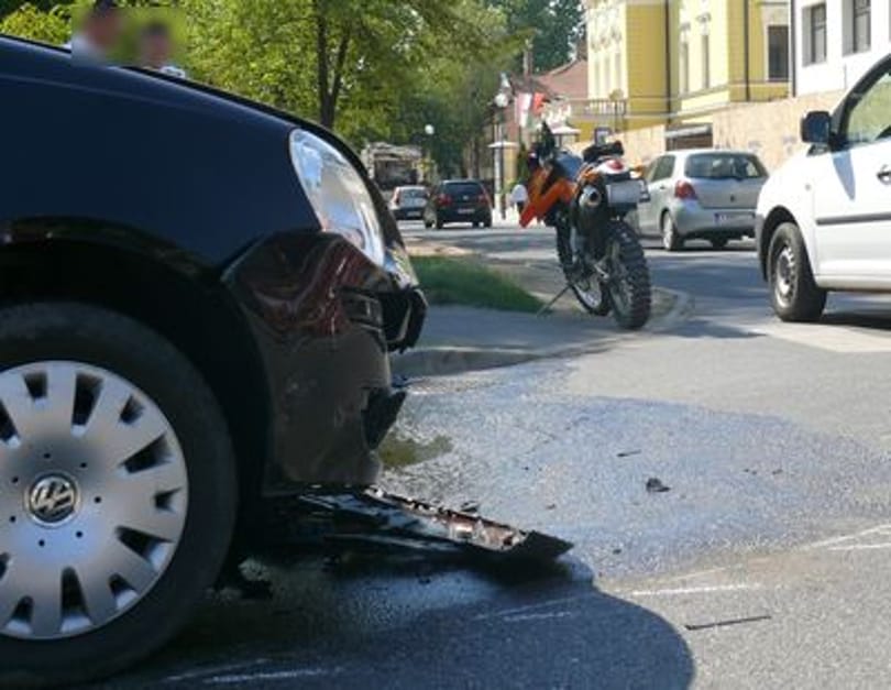 Nem úszta meg necces kereszteződést a motoros - fotóval