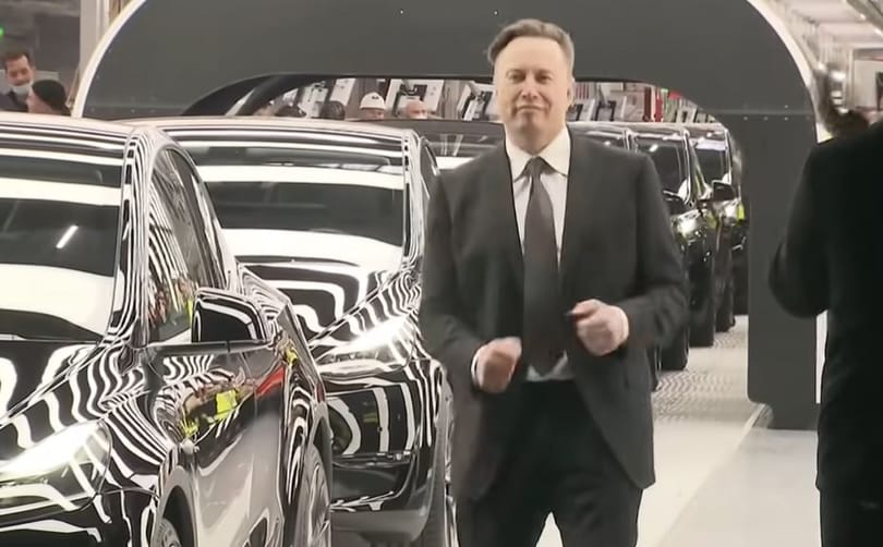 Táncolva ünnepelte Elon Musk a berlini Tesla-gyár indulását