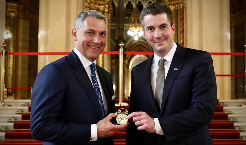 A notórius elalvó Lázár János kapott egy vekkert Kocsis Mátétól