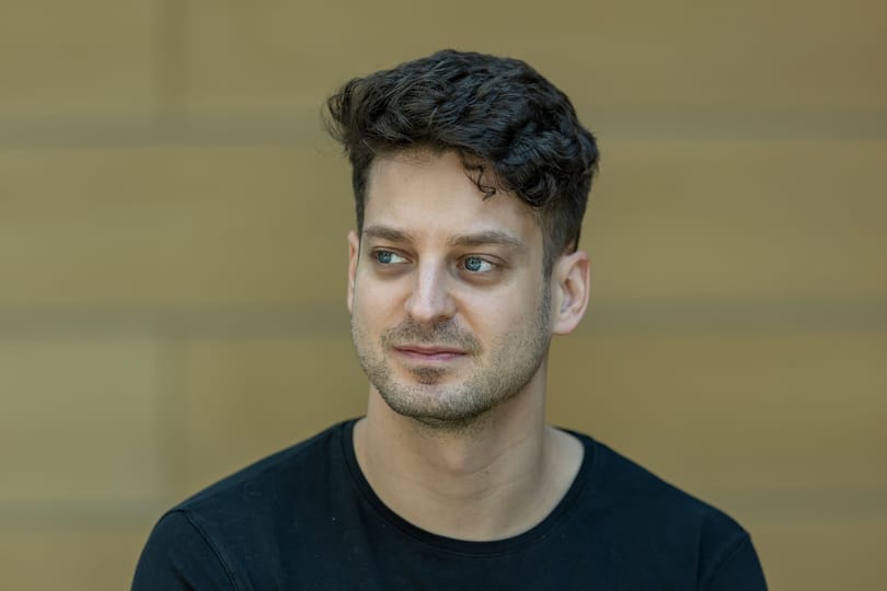 Meleg politikusok képeiből rendezne az LMP kiállítást a képviselői irodaházban