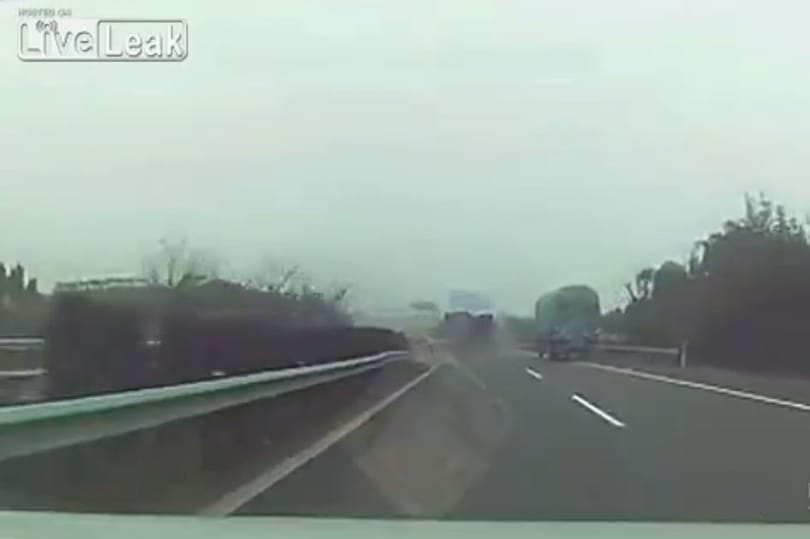Ekkorát esik egy kamion, ha nincs a topon a sofőr